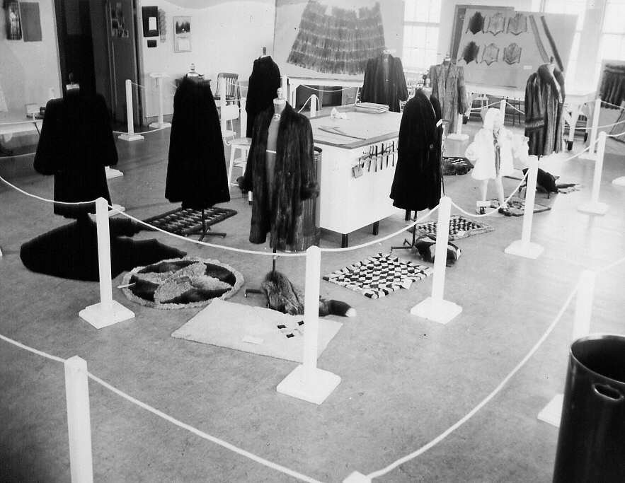 Exposition des travaux des élèves à l'École centrale des Arts et Métiers de Montréal en 1947 : Vêtements