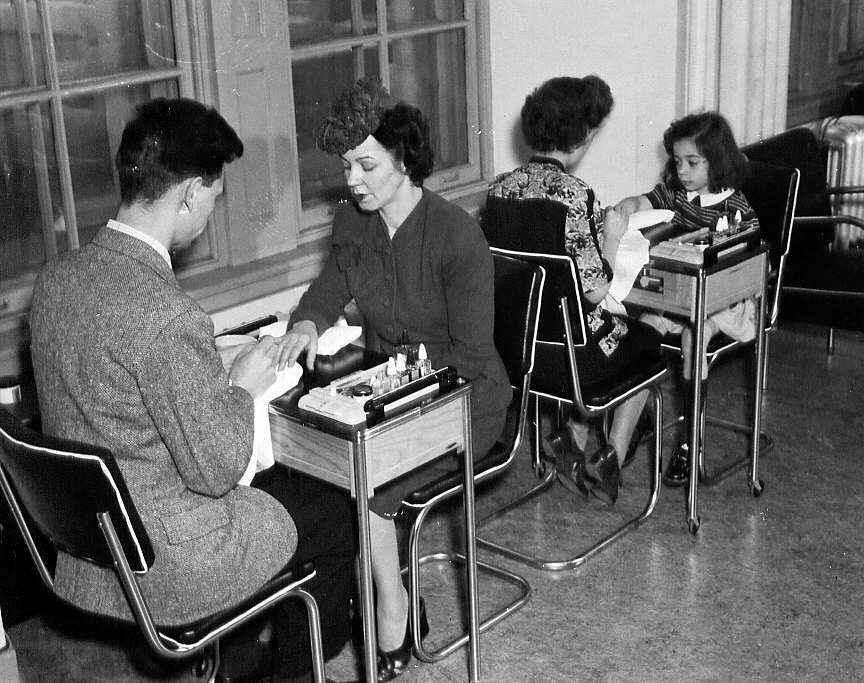 Cours de manucure à l'École centrale des Arts et Métiers de Montréal en 1947
