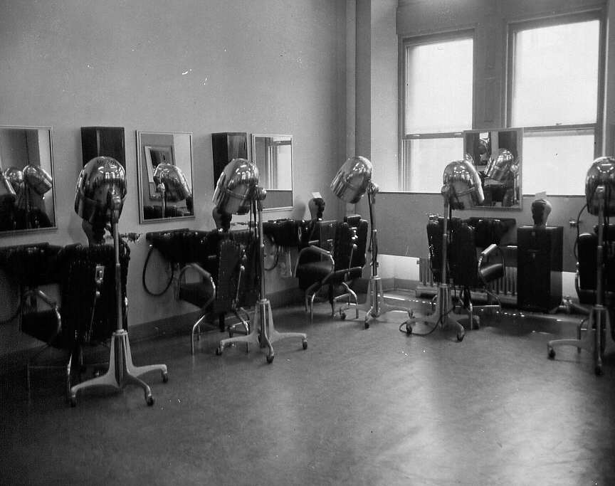 Salle pour les cours de coiffure à l'École centrale des Arts et Métiers de Montréal en 1947