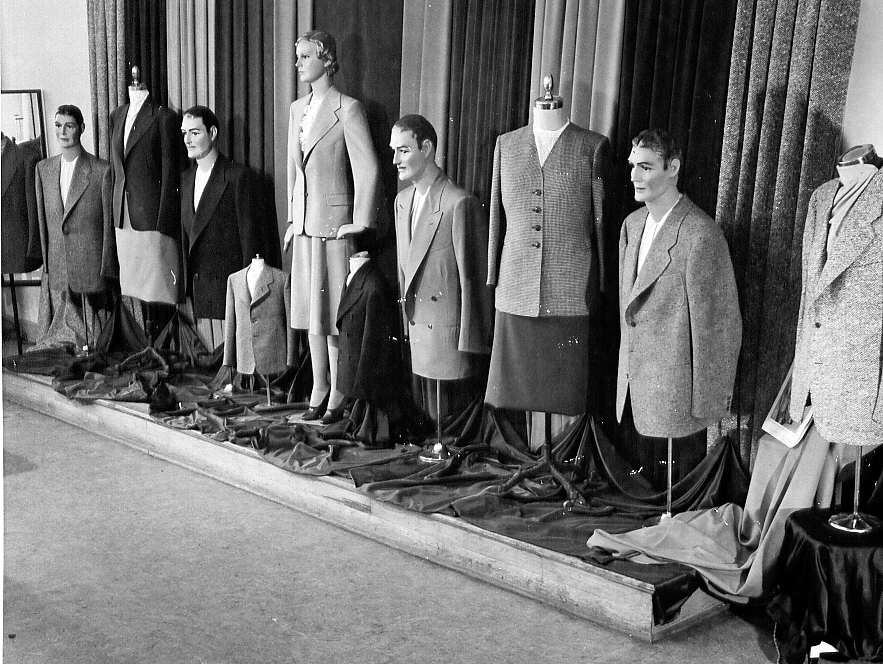 Exposition des travaux des élèves à l'École centrale des Arts et Métiers de Montréal en 1947 : Vêtements 