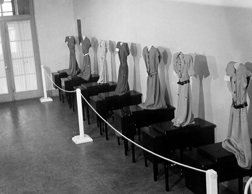 Exposition des travaux des élèves à l'École centrale des Arts et Métiers de Montréal en 1947: Vêtements 
