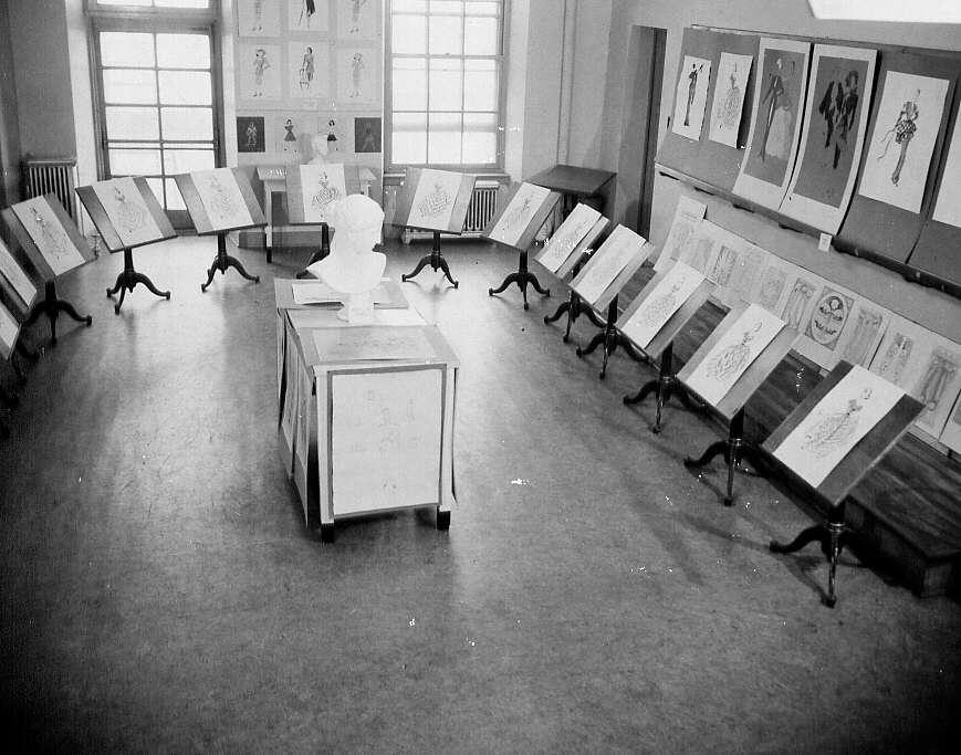 Exposition des travaux des élèves à l'École centrale des Arts et Métiers de Montréal en 1947: Dessin de mode 