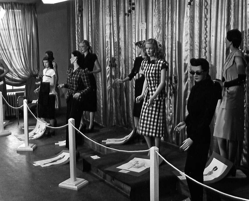 Exposition des travaux des élèves à l'École centrale des Arts et Métiers de Montréal en 1947: Vêtements et dessin de mode 