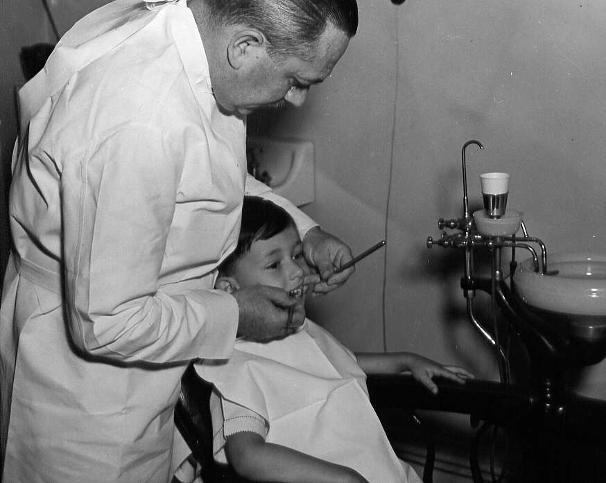 Jeune garçon recevant des soins dentaires lors d'un reportage sur le placement familial rue St-Urbain en 1947
