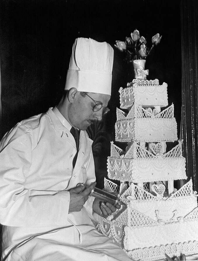 Pâtissier confectionnant un gâteau de mariage à Montréal en 1947