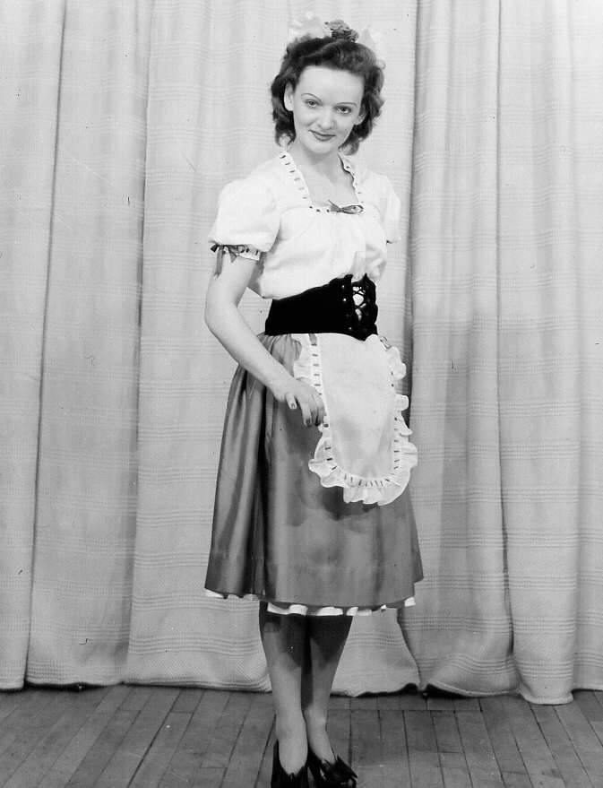 Jeune femme portant un costume fabriqué lors d'une cours de costume à l'École centrale des Arts et Métiers à Montréal en 1947