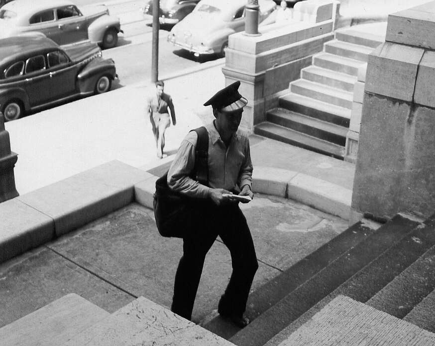 Facteur distribuant le courrier à Montréal en 1947