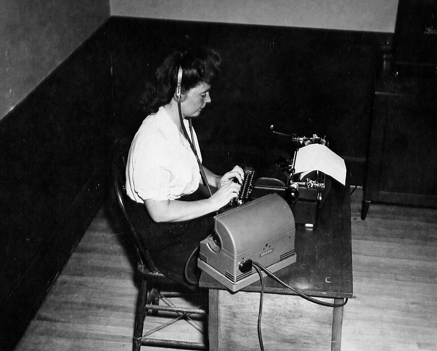 Étudiante travaillant à l'appareil de dictaphone à Montréal en 1947