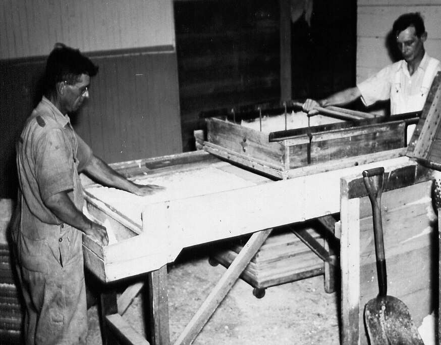 Hommes travaillant à la coopérative agricole de Granby en 1947