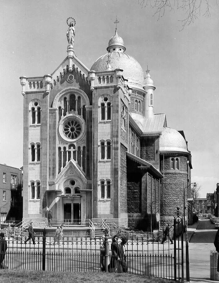 L'extérieur de l'église et de la nef de Notre-Dame-de-Lourdes en 1961