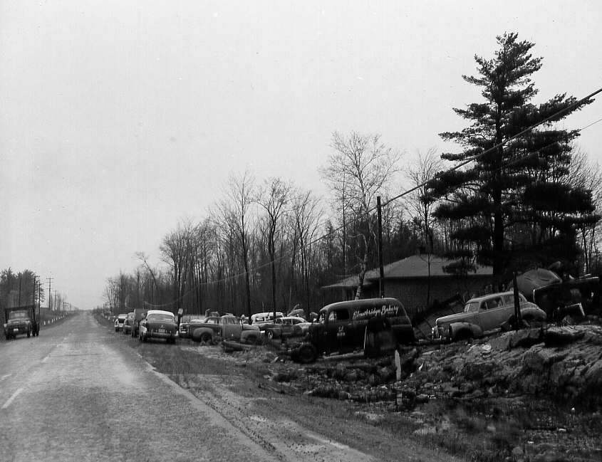 Cimetière d'automobiles sur la route 11 à Ste-Thérèse en 1960