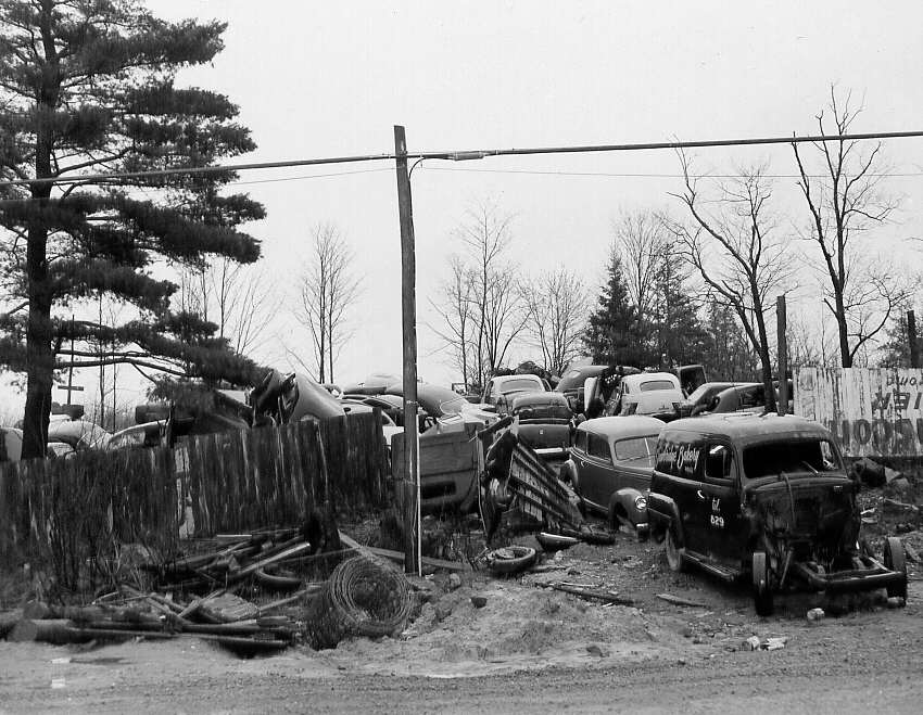Plusieurs automobiles et autres ferrailles dans un cimetière réservé à cet effet sur la route 11 à Sainte-Thérèse, 1961