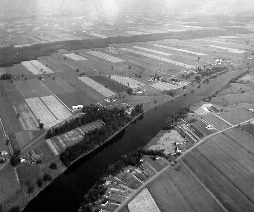 Photographie aérienne de la route 9 à diverses intersections entre Drummondville et St-Hyacinthe en 1961 (7)