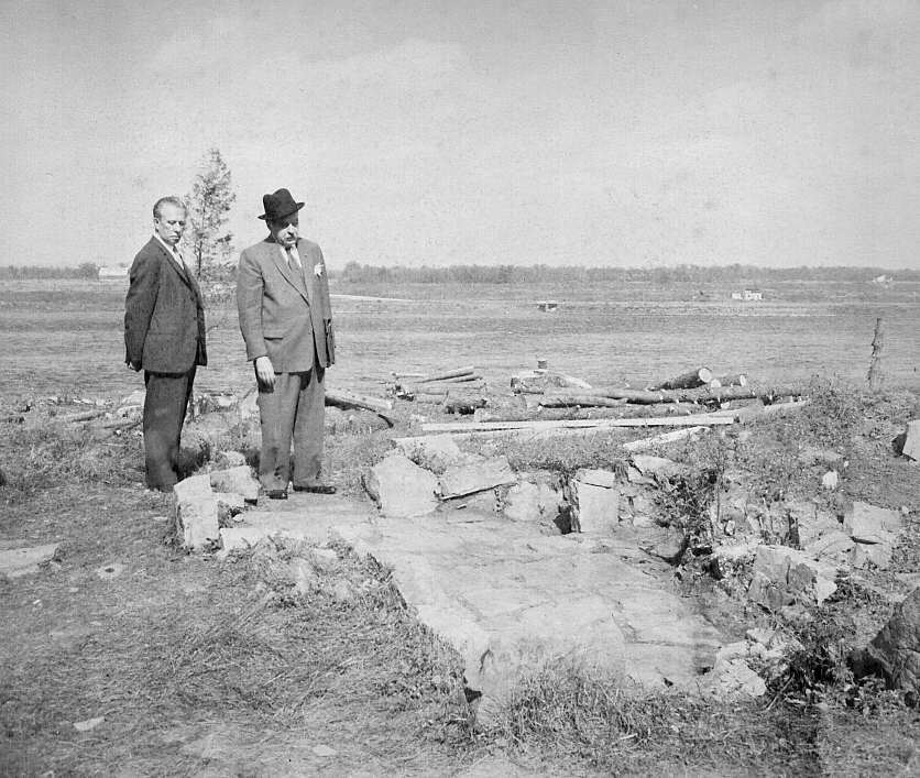 Deux hommes observant le site des fouilles archéologiques du site du combat de Long-Sault à Hawksberry en 1961