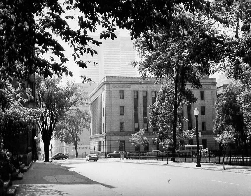 Intersection des avenues du Parc et des Pins et, en arrière-plan, un édifice à bureau à Montréal en 1961