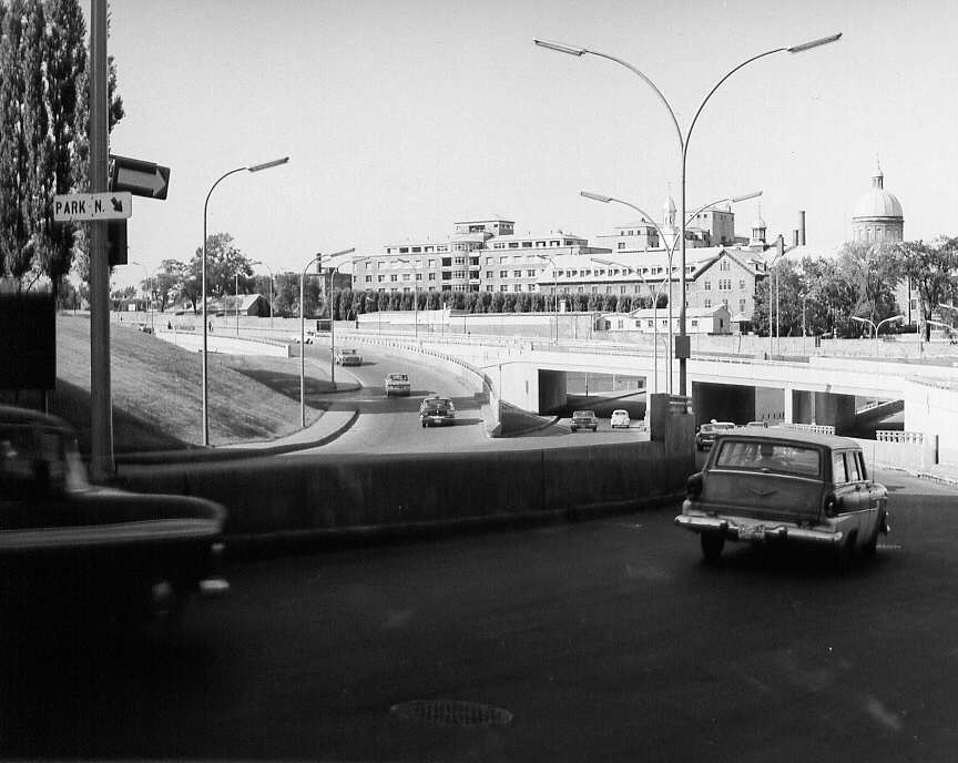 Rond-point sur avenue des Pins et avenue du Parc à Montréal en 1961