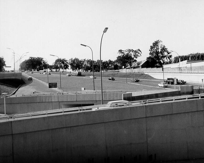 Rond-point sur avenue des Pins et avenue du Parc à Montréal en 1961(2)
