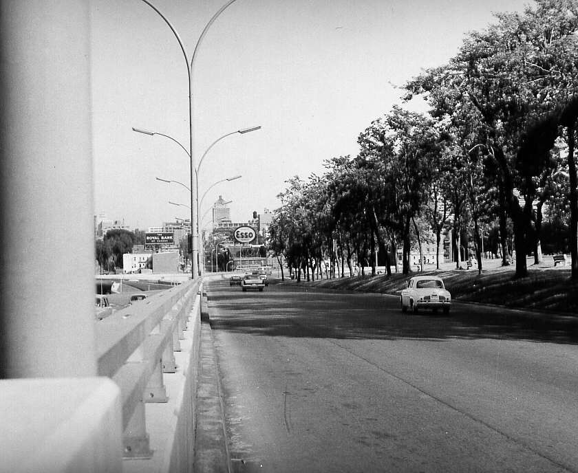 Automobiles circulant au rond-point sur les avenues des Pins et du Parc à Montréal en 1961