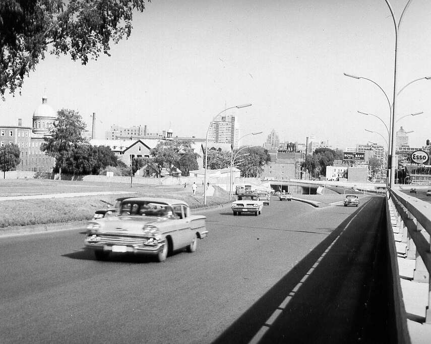 Automobiles circulant au rond-point sur les avenues des Pins et du Parc à Montréal en 1961(2)