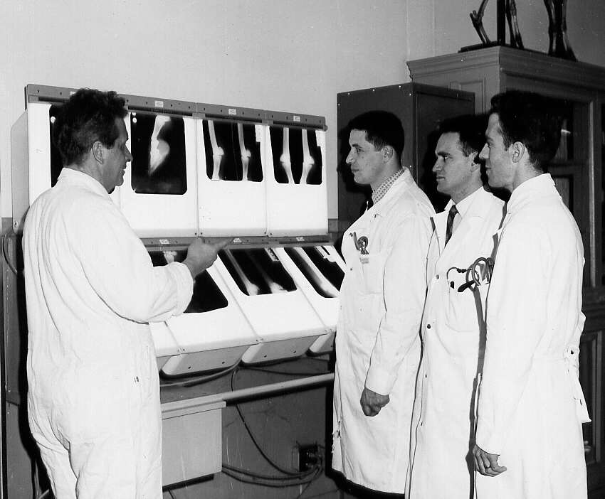 Étudiants observant des radiographies d'animaux à l'École de médecine vétérinaire de St-Hyacinthe en 1961