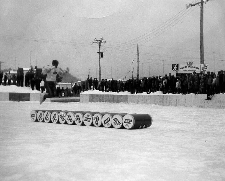 Compétition de saut de barils lors du carnaval d'hiver de Ste-Agathe en 1962