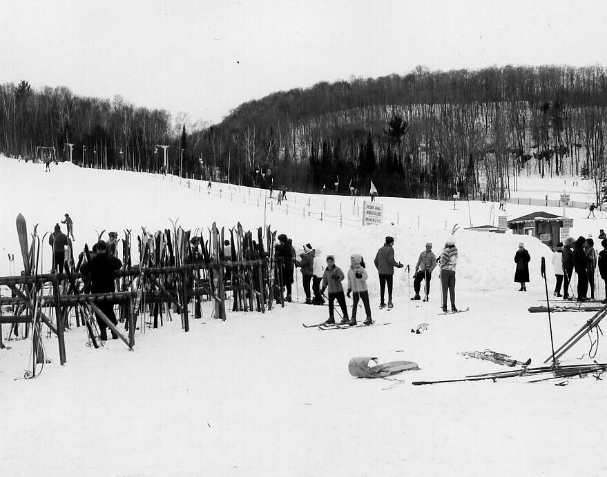 Plusieurs personnes pratiquent le ski lors du carnaval d'hiver de Ste-Agathe en 1962
