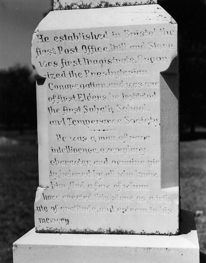 Monument érigé (dans le Norway Bay Cimetery) en l'honneur de William King, dans le comté de Pontiac