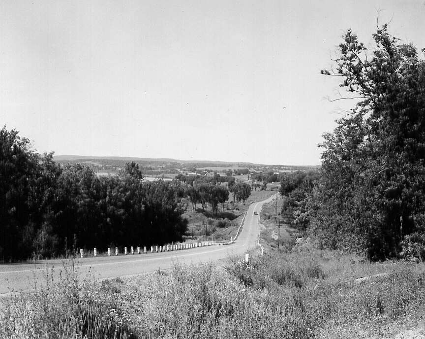 Une route et la rivière Ottawa dans le comté de Pontiac en 1962