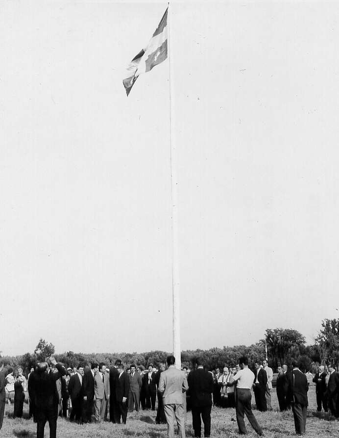 La levée du drapeau lors de l'inauguration officielle du parc d'Oka, au lac des Deux-Montagnes en 1962