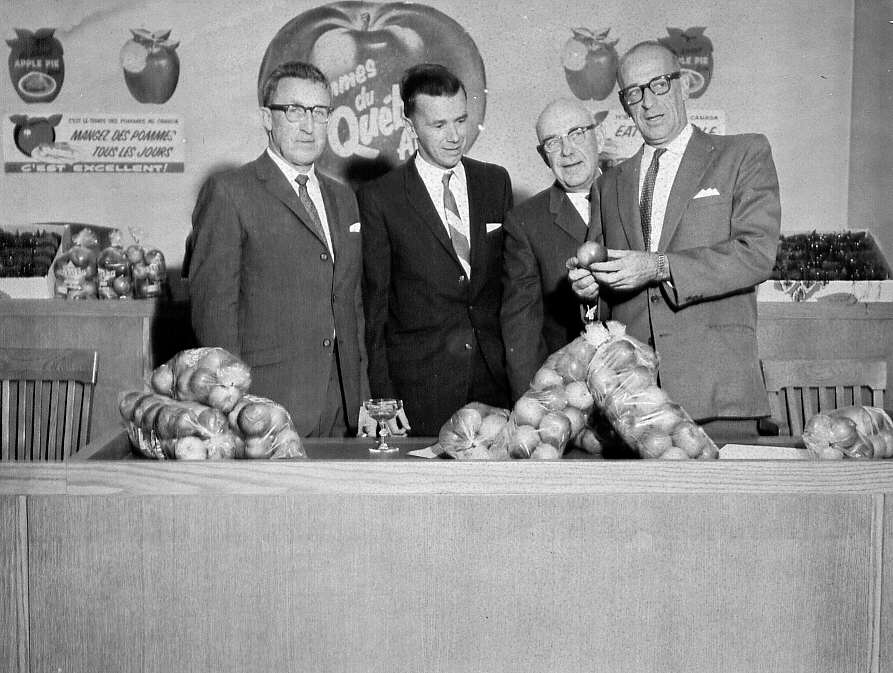 En 1962, conférence de presse de la mise en activité de l'Office des pomocultures dans le domaine de l'exportation 