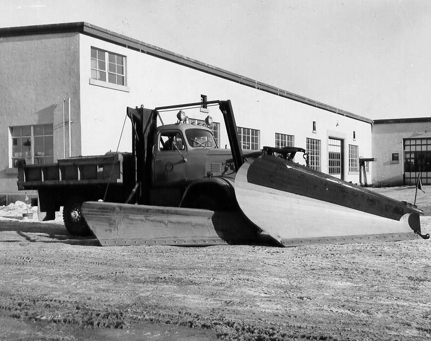 En 1963, véhicule de déneigement (chasse-neige) du garage du ministère de la Voirie au 625 boul. Henri-Bourassa 