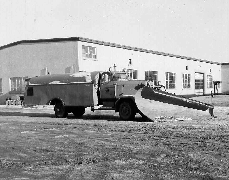 En 1963, véhicule de déneigement (chasse-neige) du garage du ministère de la Voirie au 625 boul. Henri-Bourassa 