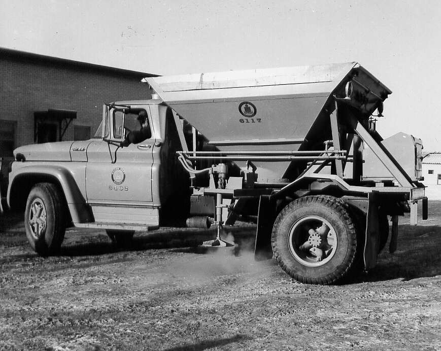 En 1963, véhicule de déneigement du garage du ministère de la Voirie au 625 boul. Henri-Bourassa 