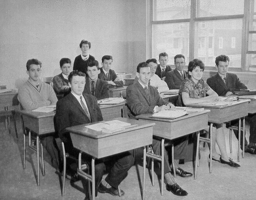 En 1963, l'École d'agriculture de Mont-Laurier : Germain Ouellette, un groupe d'élèves, des enseignants et de jeunes éleveurs apparaissent sur les clichés 