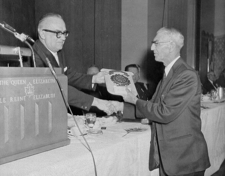 Remise de plaques commémoratives lors de la conférence annuelle de l'Association de prévention des accidents du travail à l'hôtel Reine Elizabeth de Montréal en 1963