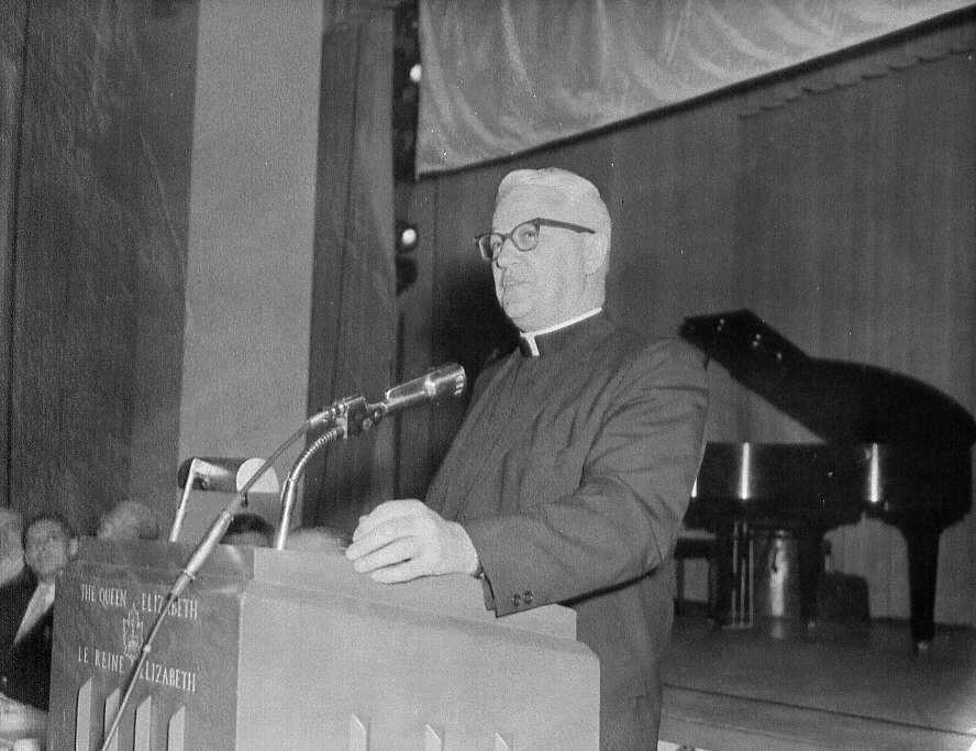Allocution d'un prêtre lors de la conférence annuelle de l'Association de prévention des accidents du travail à l'hôtel Reine Elizabeth de Montréal en 1963