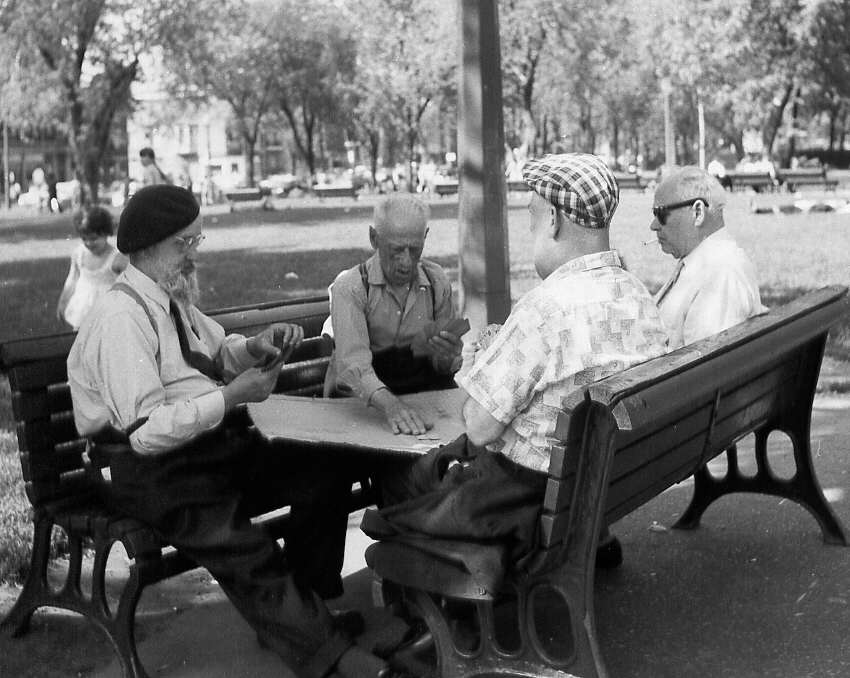 Des hommes jouant aux cartes dans le parc Lafontaine à Montréal en 1963