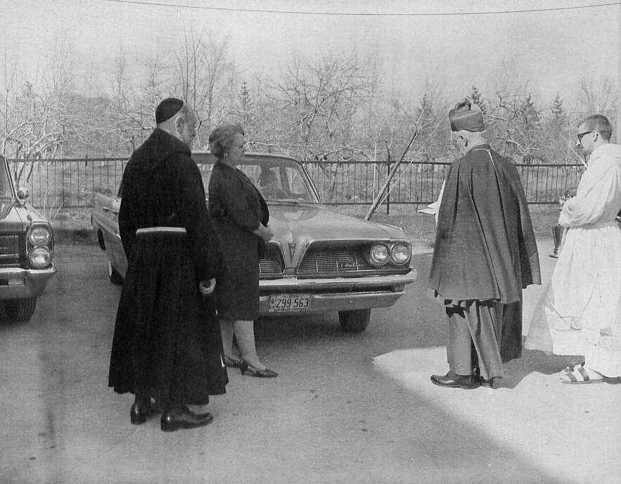 Bénédiction annuelle des automobiles à la Chapelle de la Réparation à la chapelle de Pointe-aux-Trembles, 1964