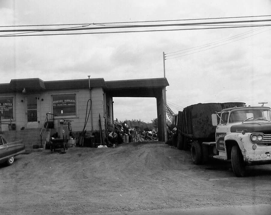 Cimetières d'automobiles à St-Cyprien-de-Napierville ou St-Athanase, 1964