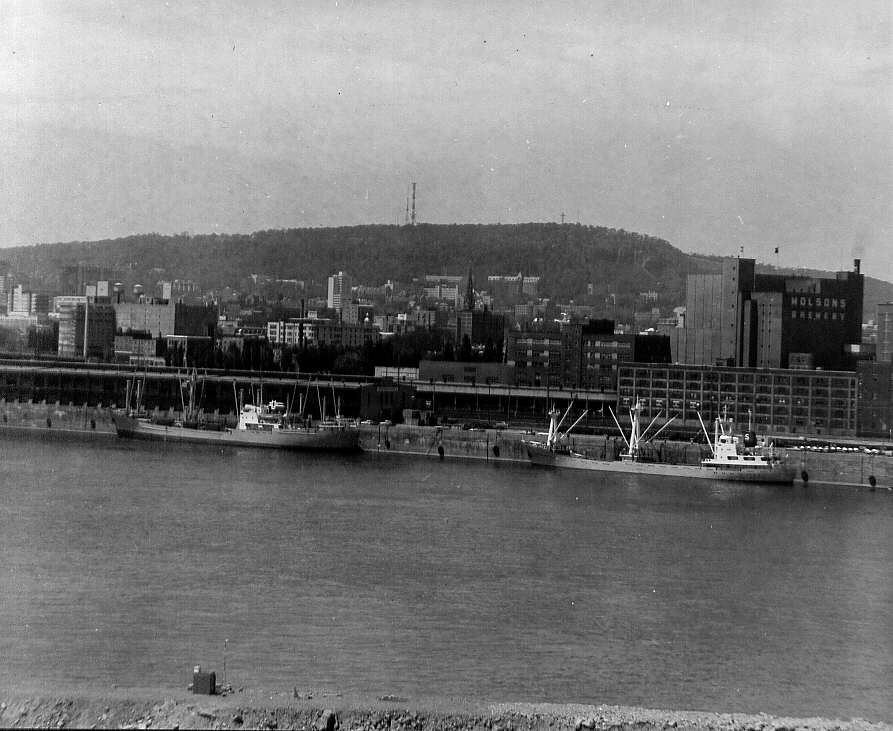 Une vue du port de Montréal et de la ville, 1964