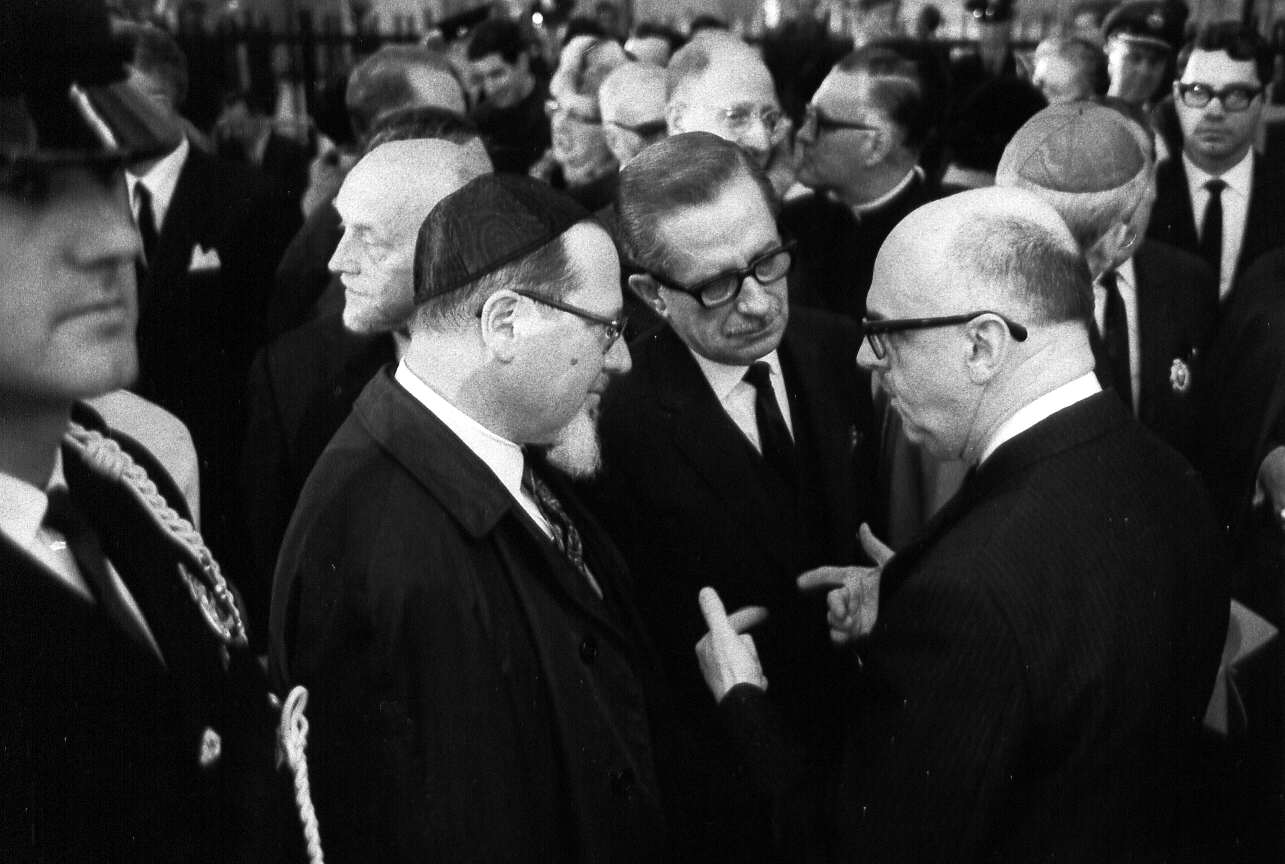Discussion entre Daniel Johnson et Jean Drapeau lors de l'inauguration du métro de Montréal en 1966