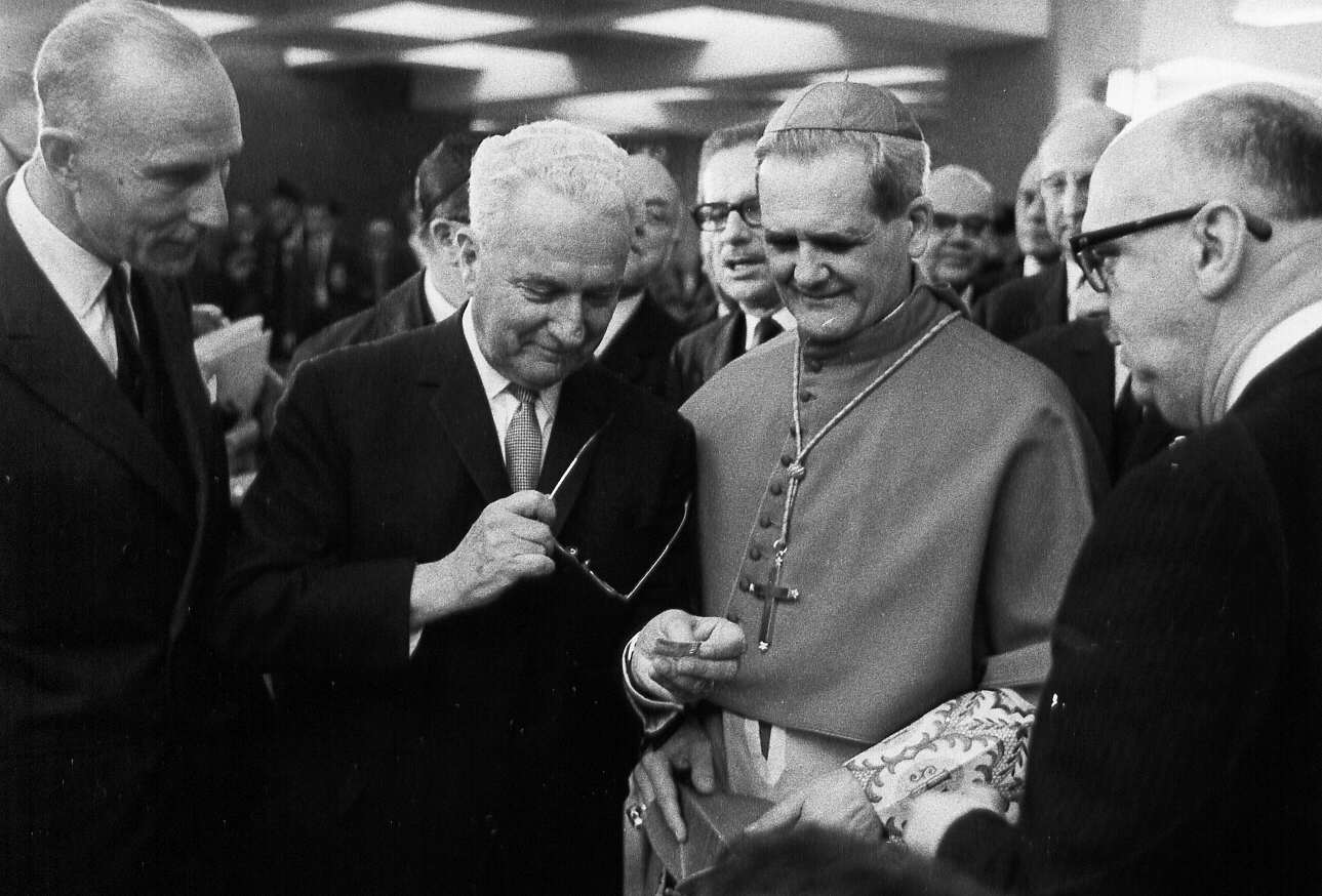 Le cardinal Paul-Émile Léger en conversation avec des dignitaires lors de l'inauguration du métro de Montréal en 1966