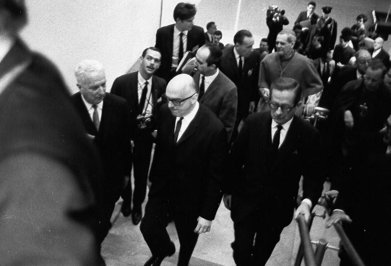 Jean Drapeau, Daniel Johnson, le cardinal Paul-Émile Léger et autres dignitaires circulant dans les esclaiers du métro de Montréal lors de son inauguration en 1966