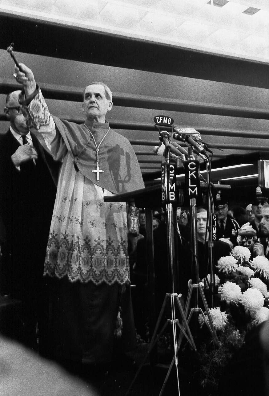 Le cardinal Paul-Émile Léger fait la bénédiction du métro de Montréal lors de son inauguration en 1966