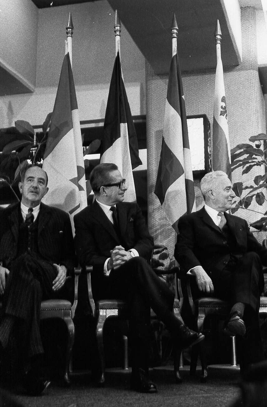 Daniel Johnson (au centre) lors des discours d'inauguration du métro de Montréal en 1966