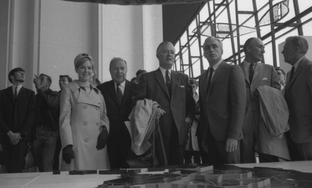Jean Lesage, chef de l'opposition, au pavillon du Québec lors de l'Exposition universelle tenue à Montréal en 1967