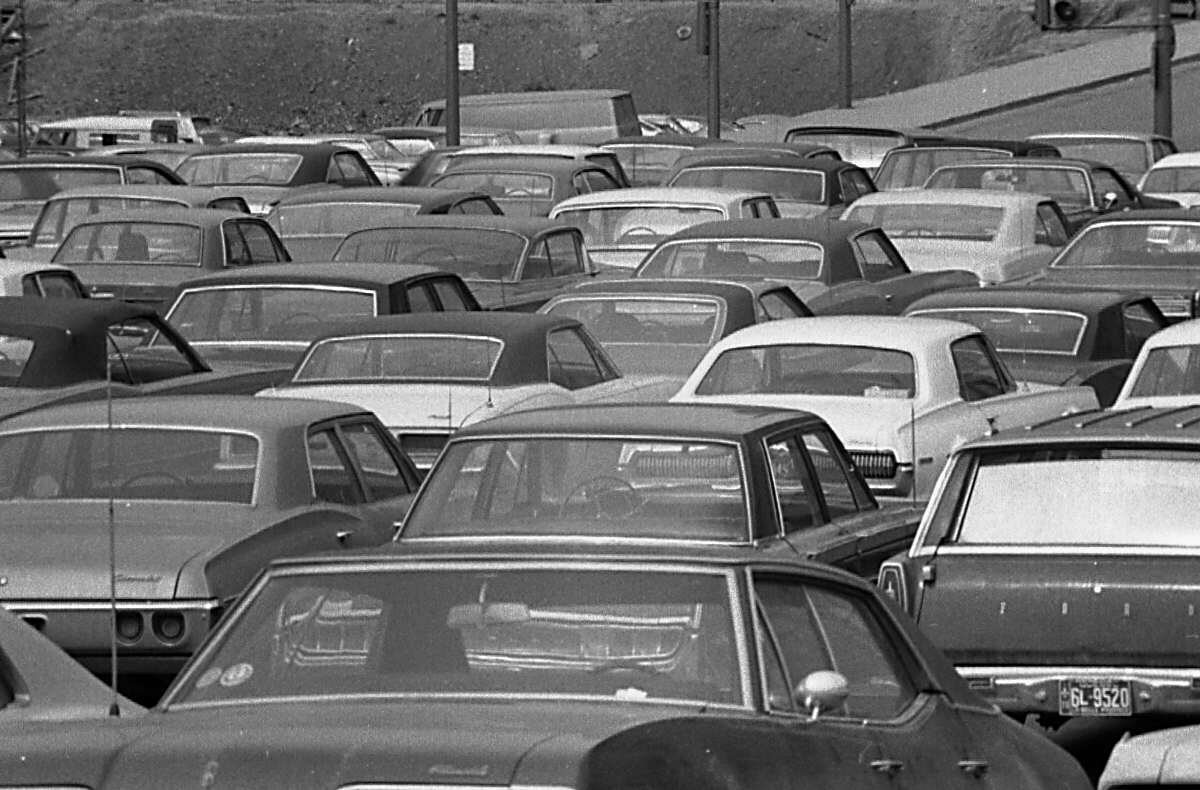 Automobiles dans un stationnement à Montréal