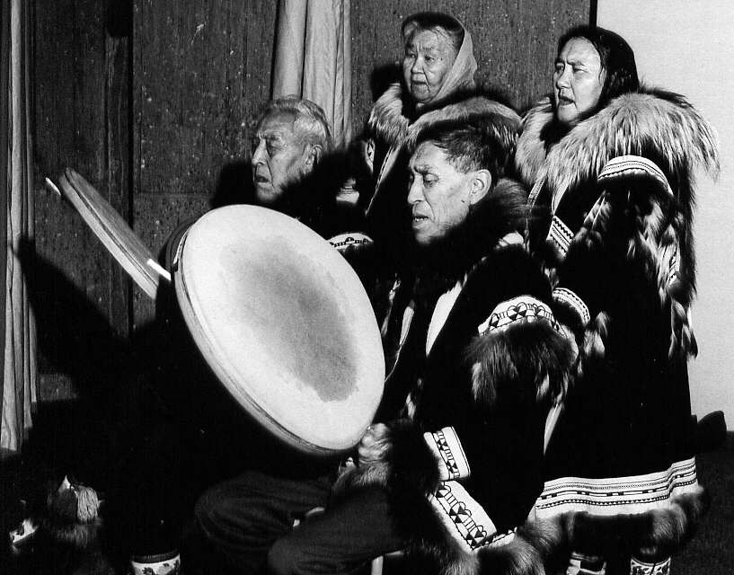Inuits jouant et chantant de la musique traditionnelle lors d'une exposition d'art inuit organisée à la Place Bonaventure de Montréal en 1970