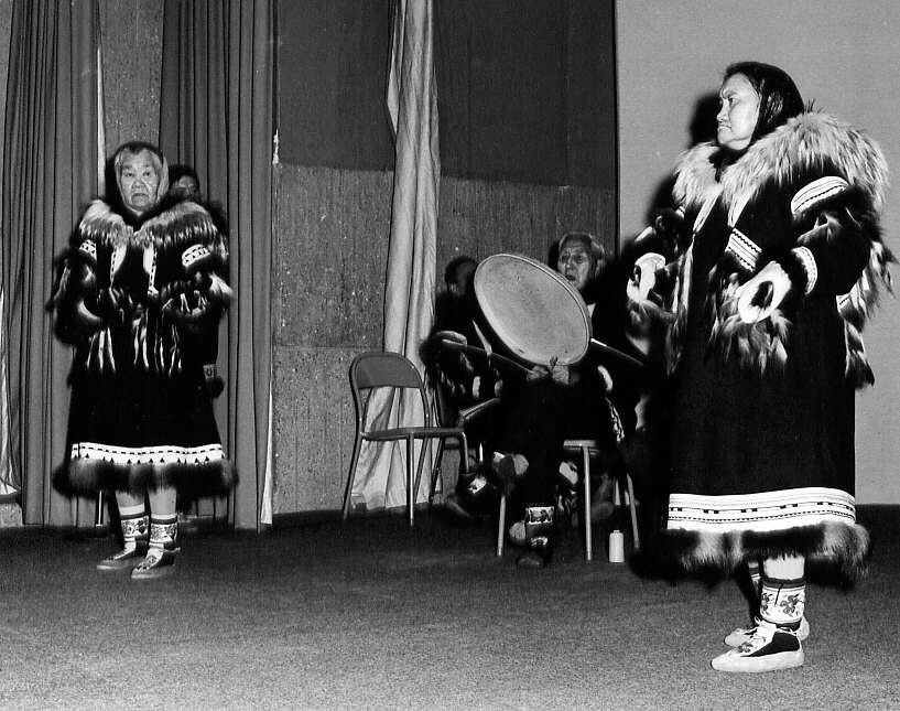 Inuits en costume d'apparat chantant, dansant et jouant de la musique traditionnelle lors d'une exposition d'art inuit organisée à la Place Bonaventure de Montréal en 1970