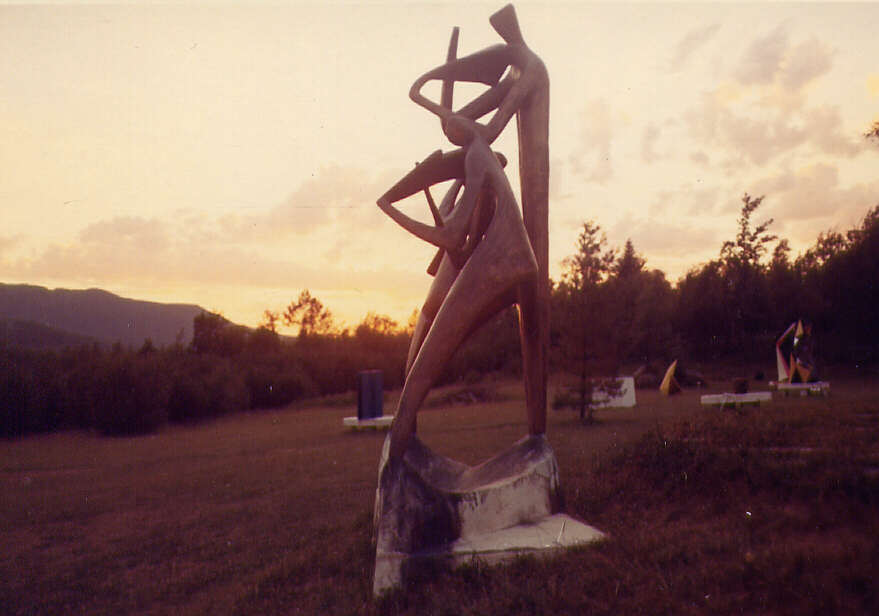 Sculpture dans le parc du Centre d'Arts Orford en 1971